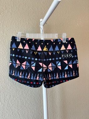 FLEO black multi color triangle geometric print shorts size medium in EUC